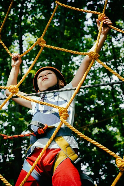 The boy climbs the rope park — Stock Photo, Image