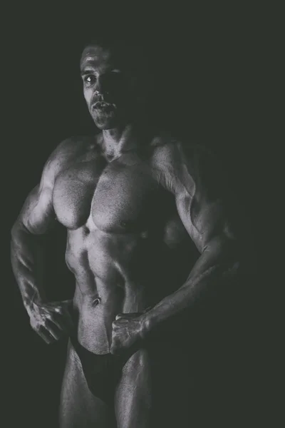 Bodybuilder på svart — Stockfoto