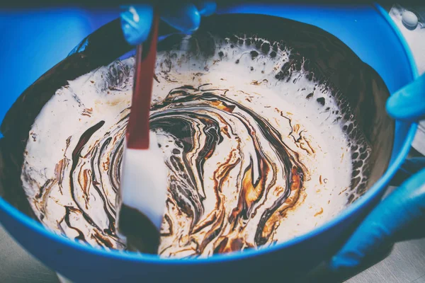 Çikolata ve krema karıştırma. Kremalı pasta — Stok fotoğraf