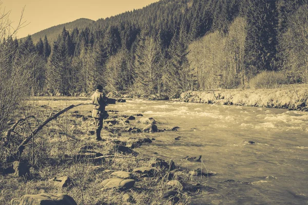 Pisztráng horgászat a hegyi folyó — Stock Fotó