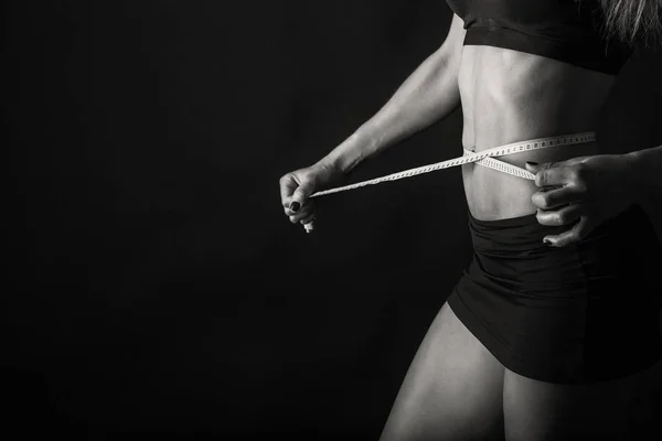 Luvas de boxe menina em um fundo preto — Fotografia de Stock