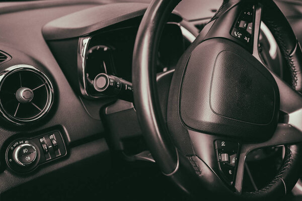 Руль в машине.
