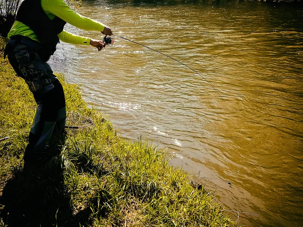 Pesca de spinning activa en el río —  Fotos de Stock