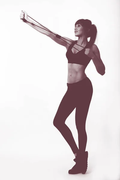 Жінка вправа з еластичними смугами для спорту — стокове фото