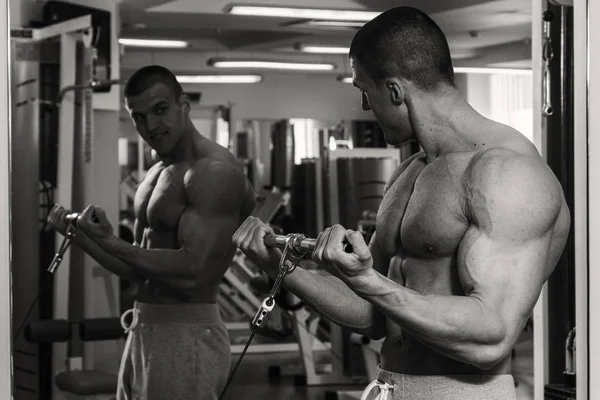 强壮的男人在健身房 — 图库照片