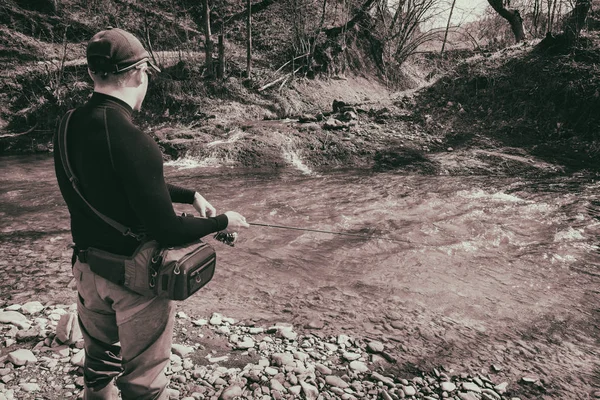 Pesca de truchas en un río de montaña —  Fotos de Stock