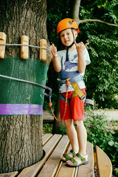 The boy climbs a pendant park — Stock Photo, Image