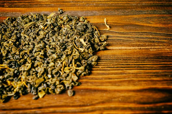 Té verde sobre un fondo de madera — Foto de Stock