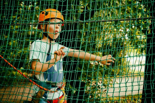 The boy climbs a pendant park — Stock Photo, Image