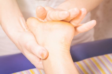 Spa salonunda masaj.