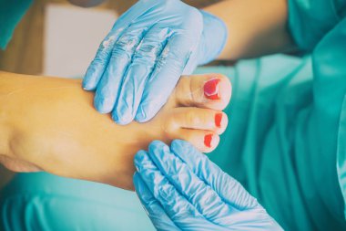 Usta ayak masajı yapıyor.