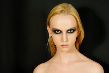 Makyaj yeşil gölgeler ile