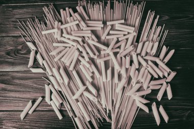 Ahşap arka planda farklı türde makarna.