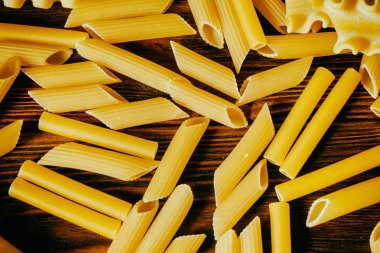 Ahşap bir masa üzerinde makarna