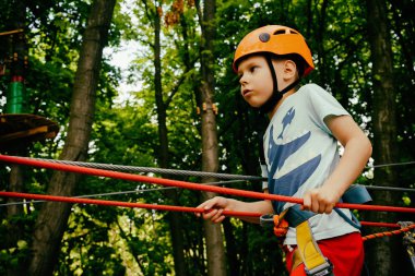 Aktif çocuk eğlence. İp park tırmanma