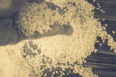 ahşap bir masa üzerinde pirinç