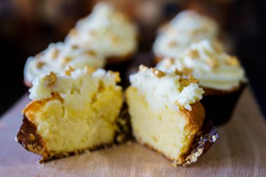 bir tepsi üzerinde pek çok güzel pastalar