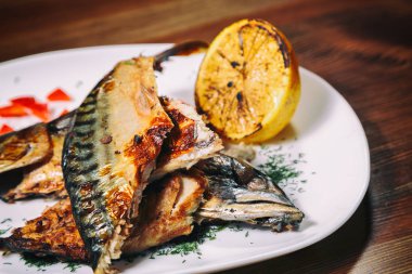 Tabakta pişmiş balık.