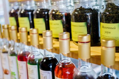 Bir kafede farklı şişeler