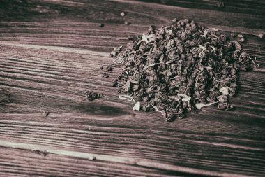 Ahşap arka planda yeşil çay