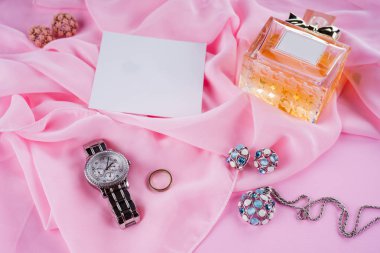 çeşitli makyaj ürünleri