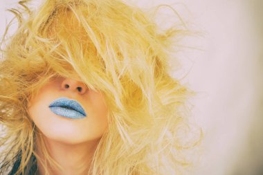 Seksi sarışın bir ceket