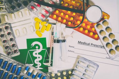 Tabletler, hap ve bir tablo üzerinde bir stetoskop