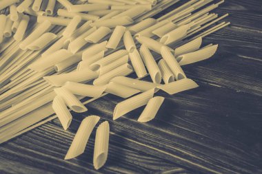 Ahşap arka planda farklı türde makarna.