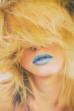 Seksi sarışın bir ceket