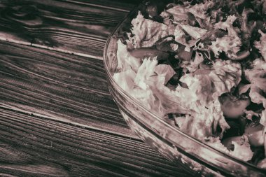 Ahşap bir zemin üzerine yeşil sebze salatası