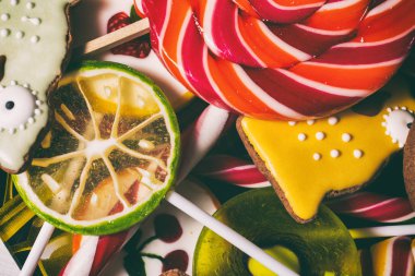 beyaz bir masada parlak şeker