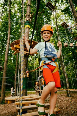 Halat Parkı çocuk tırmanıyor