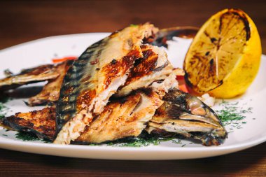 Tabakta pişmiş balık.