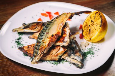 Tabakta pişmiş balık.