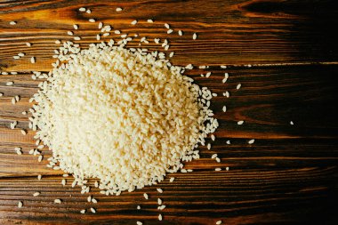 ahşap bir arka plan üzerinde pirinç