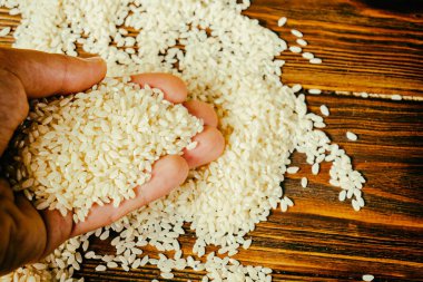 ahşap bir masa üzerinde pirinç