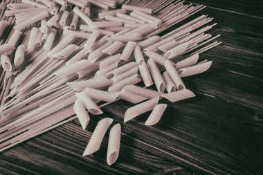 Ahşap arka planda farklı türde makarna.