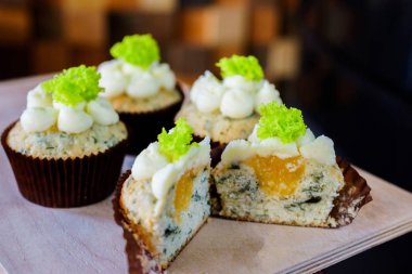 bir tepsi üzerinde pek çok güzel pastalar