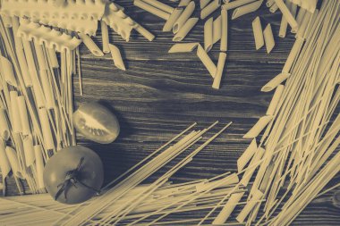 Domates ahşap arka plan ile makarna