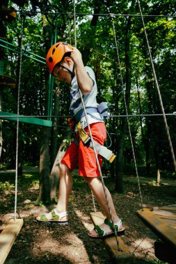 Aktif çocuk eğlence. İp park tırmanma