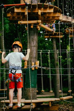 Çocuk bir kolye park tırmanıyor