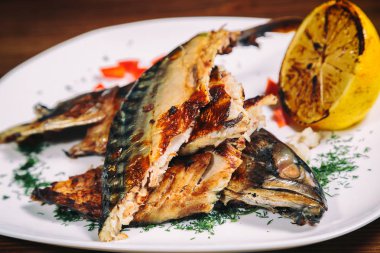 Tabakta pişmiş balık.