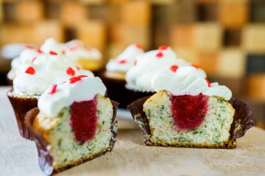 bir tepsi üzerinde pek çok güzel pastalar