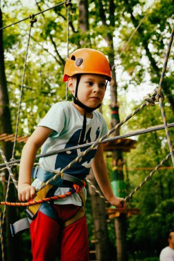 Çocuk bir kolye park tırmanıyor