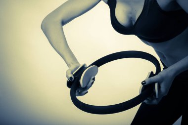 dambıllı bir spor figürü ile kız