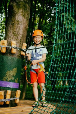 Çocuk bir kolye park tırmanıyor