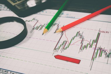 Mali grafik Büyüteç ve kalemler