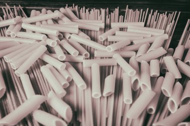 Ahşap arka planda farklı türde makarna.