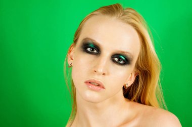 Makyaj yeşil gölgeler ile