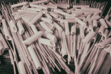 Ahşap arka planda farklı türde makarna.